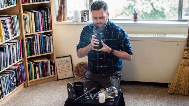 David Salisbury hace un ritual en su casa de Washington DC
