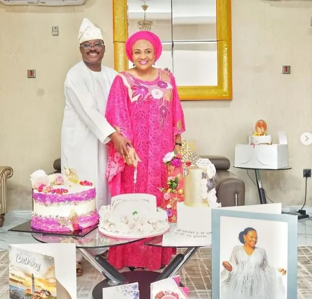 Abiola Ajimobi ati aya rẹ, Florence n ge akara oyinbo