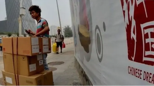 2013年农民工在央视大楼前