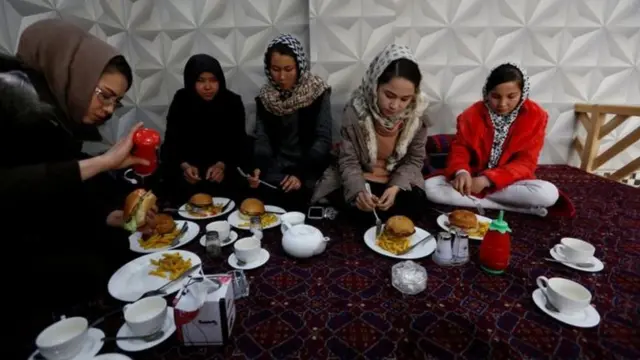 فتيات أفغانيات يمارس الوشو على قمة جبل بالعاصمة كابل