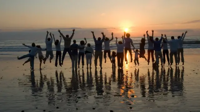 Pessoas em frente ao mar