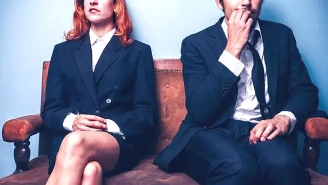 इंटरव्यू का इंतज़ार कर रहे लोग