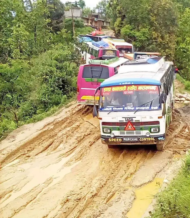 तनहुँको भिमाद बजारबाट ग्रामीण भेगतर्फ जाने ग्रामीण सडक अविरल वर्षाका कारण हिलाम्य भएपछि यात्रा जोखिमपूर्ण भएको छ।