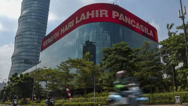 Pengendara melintas di Jalan Pejompongan Raya dengan latar belakang layar LED yang bertuliskan Peringatan Hari Lahir Pancasila di Menara BNI, Jakarta, Senin (01/06).