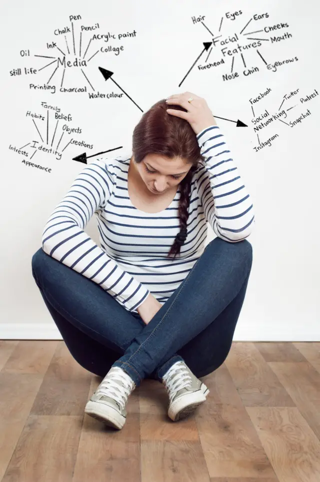 Joven agobiada con referencia a las redes sociales.