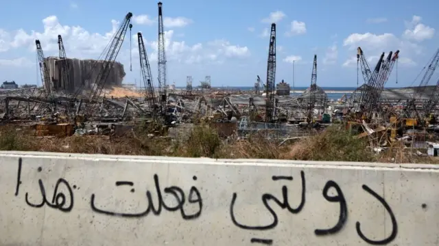 روی دیوار نزدیک بندر محل انفجار نوشته شده است: دولت من این کار را کرد
