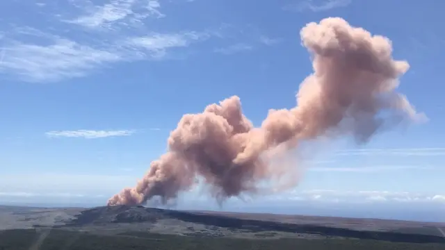 హవాయిలో బద్దలైన అగ్నిపర్వతం
