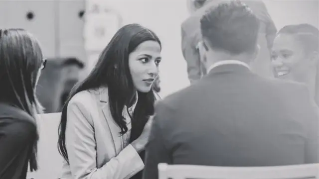 ऑफिस में महिलाओं के लिए कैसे कपड़े ठीक हैं