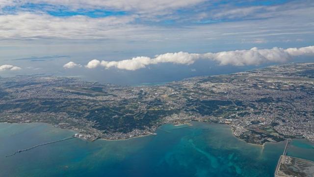 从冲绳岛中部的鸟瞰图中，可以看到日本冲绳的普天间美国空军基地（左）和嘉手纳空军基地（2021年12 月12日资料照片）