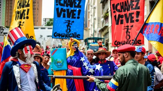 Participantes de la marcha antiimperialista de Caracas