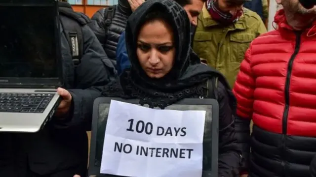 ইন্টারনেট বন্ধ রাখার প্রতিবাদ জানাচ্ছেন একদল কাশ্মীরি। কিছুদিন আগের ছবি