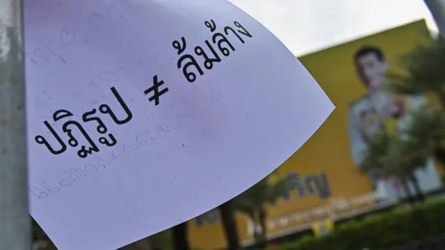 ประชาชนบางส่วนรวมตัวกันหน้าศาลรัฐธรรมนูญ ศูนย์ราชการ ถ.แจ้งวัฒะ เมื่อ 10 พ.ย. 2564 เพื่อฟังคำวินิจฉัยคดีล้มล้างการปกครอง