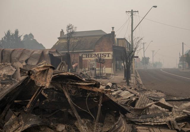 澳大利亚的森林大火已烧毁200多个房屋，致成千上万的人流离失所。