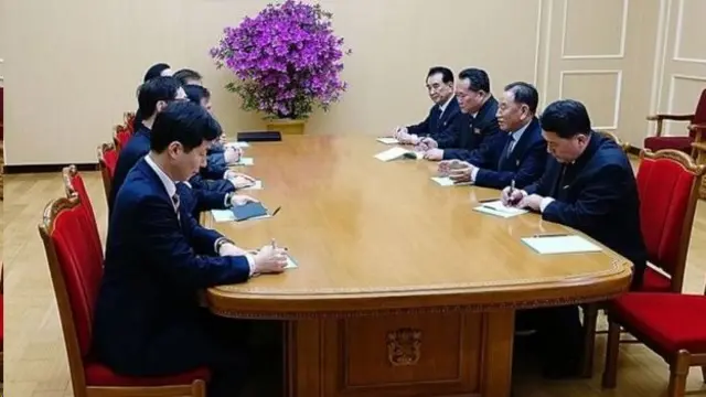 රාත්රී භෝජනයට පෙර දෙරටේ නියෝජිතයින් සාකච්ඡාවක යෙදෙමින්