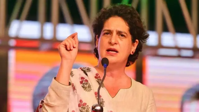 प्रियंका गांधी ने अपने चुनाव अभियान में प्रधानमंत्री मोदी पर निशाना साधते हुए कहा था कि मोदी मुद्दों की बात नहीं करते बल्कि किसी बच्चे की तरह शिकायत करते रहते हैं कि उन्हें गाली दी जा रही है