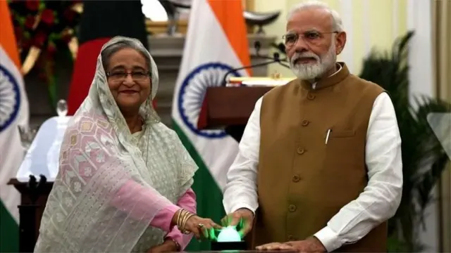 షేక్ హసీనాను బలహీనపరిచేందుకు కుట్ర జరుగుతోందని కొందరు విదేశాంగ నిపుణులు అనుమానాలు వ్యక్తం చేస్తున్నారు.