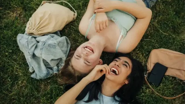 À l'adolescence, l'imagination romantique prend le dessus.