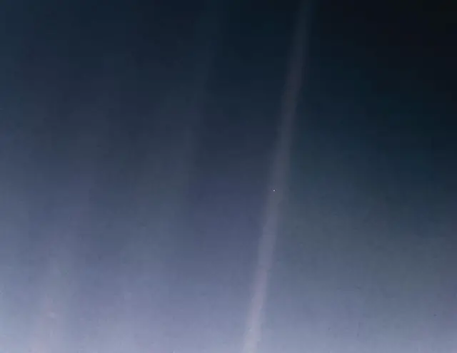 पेल ब्लू डॉट