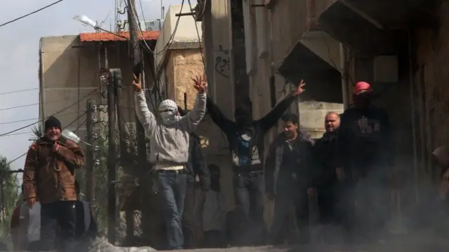 అరబ్ దేశాల్లో అప్పటికే జరుగుతున్న ఉద్యమాల ప్రేరణతో సిరియా దక్షిణ ప్రాంతంలోని డెరా నగరంలో 2011 మార్చిలో అసద్ ప్రభుత్వానికి వ్యతిరేకంగా నిరసనలు మొదలయ్యాయి.