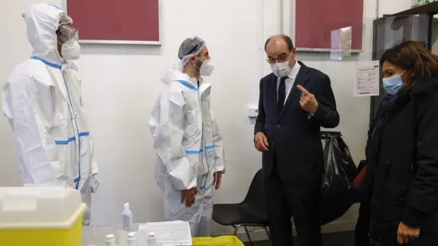 Премьер-министр Франции Жан Кастекс и мэр Парижа Анн Идальго встречаются с медиками