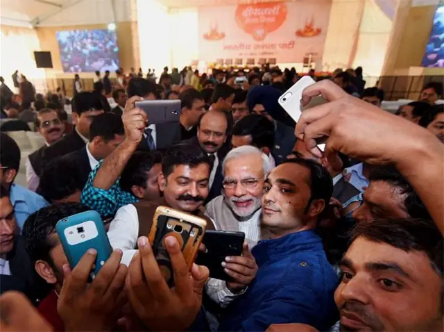 पत्रकारों से घिरे प्रधानमंत्री नरेंद्र मोदी