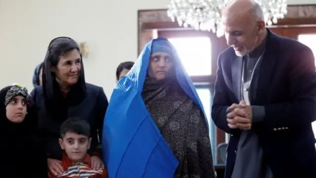 شربات غول عندما استقبلها في القصر الرئاسي بكابول أشرف غني