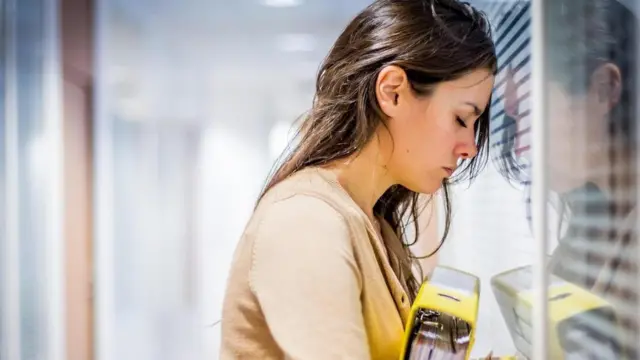 Mulher cansada no trabalho