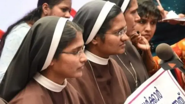 புகார் கூறியுள்ள கன்னியாஸ்திரிக்கு ஆதரவாக போராட்டத்தில் ஈடுபட்டுள்ள பிற கன்னியாஸ்திரிகள்