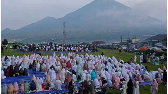 Warga Muhammadiyah melaksanakan Shalat Idul Fitri 1444 Hijriah di lapangan kawasan lereng Gunung Sumbing, Desa Garung, Butuh, Kalikajar, Wonosobo, Jawa Tengah, Jumat (21/4/2023).