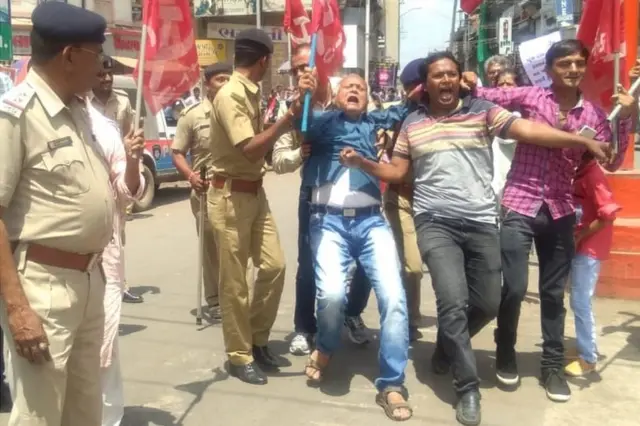 અમદાવાદમાં કોમ્યુનિસ્ટ પાર્ટી ઑફ ઇન્ડિયા (માર્ક્સવાદી)ના કાર્યકર્તાઓની અટકાયત