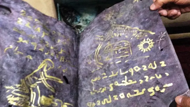 ښکاري چې د انجیل پر پوښتۍ دا لیکنې په طلايي اوبو لیکل شوې دي