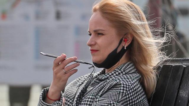 Mulher fala ao celular