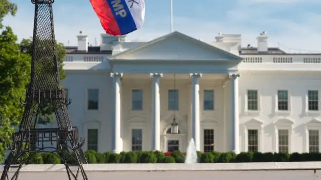 Casa Blanca con una imagen de la Torre Eiffel en alusión al Acuerdo de París.