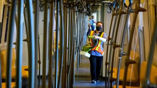 พนักงานพ่นยาฆ่าเชื้อในขบวนรถโดยสารบีทีเอส