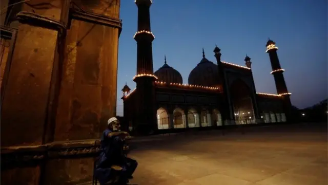 د ډیلي له جامع جومات بهر یو تن روژه ماتوي، ځکه د قرنطین له امله جومات بند دی.