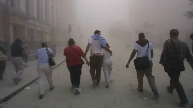 લોકોને ટાવર પડવાના કારણે સર્જાયેલ ધૂળથી દૂર ભાગતાં જોઈ શકાય છે