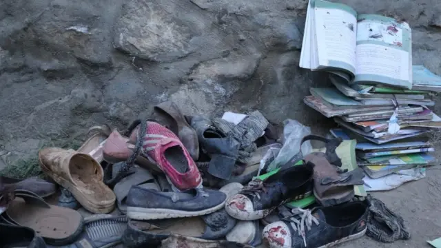 ઘટનાસ્થળની તસવીરોમાં રક્તરંજિત પુસ્તકો અને અને જૂતાંઓ દેખાય છે.