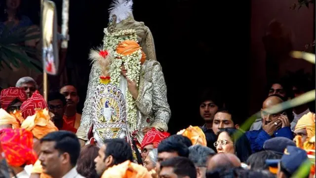 दूल्हा बने हुए अभिषेक बच्चन