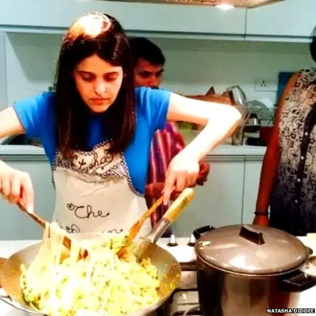 உணவு சமைக்கும் நதாஷா