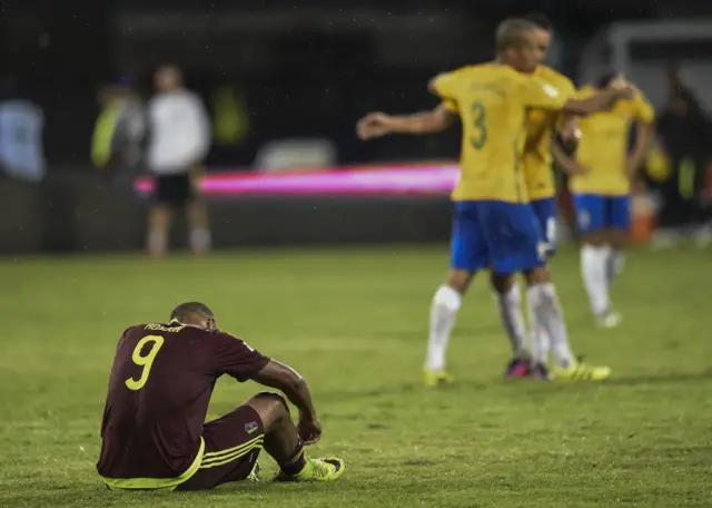 Salomón Rondón no puede ocultar su desconsuelo.
