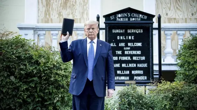 ترامب يرفع الكتاب المقدس