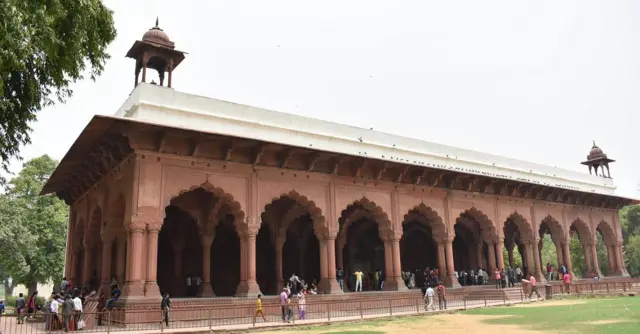 மதில்களும், மாளிகைகளும்