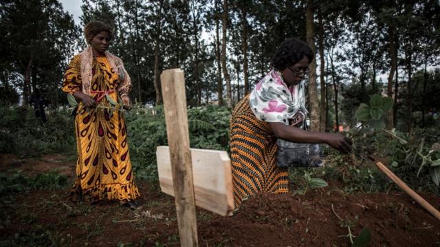 Familiares colocam plantas sobre o túmulo de um parente que morreu vítima de ebola em Butembo no Congo