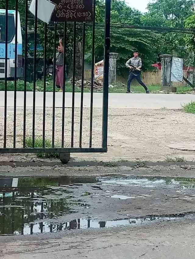 မာန်ပြေ ၃ ရပ်ကွက် လမ်း ၂၀ ထဲက ရာအိမ်မှူး ဦးဘုန်း‌ငွေဟာ သေနတ်နဲ့ ပစ်ခံရပြီး သေဆုံးခဲ့