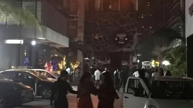 घटनास्थल वाली जगह के पास लोगों की भीड़