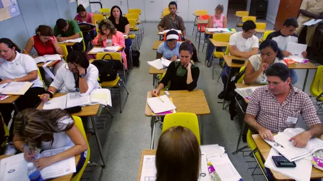 Adultos estudiando en una clase.