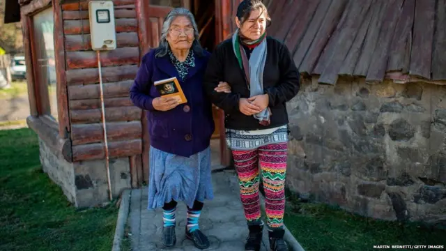 क्रिस्टीना कैलडेरोन(दाईं तरफ) यघान भाषा बोलने वाली आखिरी इंसान बची हैं.