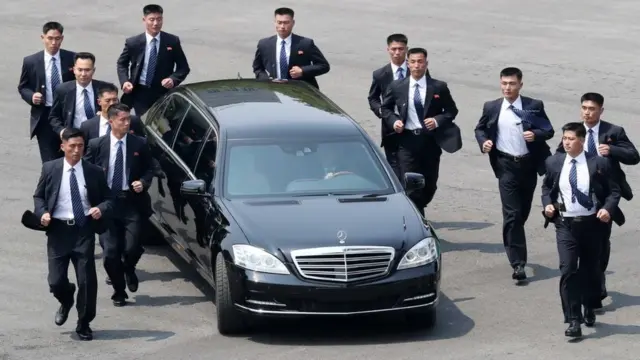 Когда после утренних переговоров Ким Чен Ын отправился на ланч, вокруг его медленно едущего автомобиля бежали 12 северокорейских телохранителей