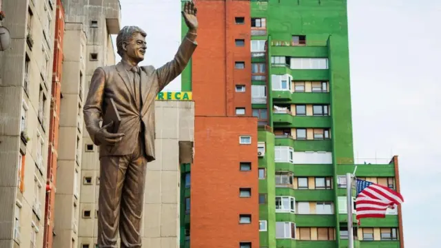 مجسمه بیل کلینتون در پریشتینا هیچ شباهتی به خود او ندارد