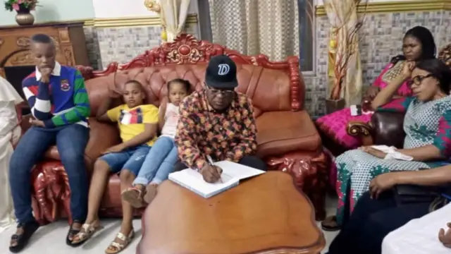 Aworan Gomina Umahi lasiko to lọ ki mọlẹbi Nweze